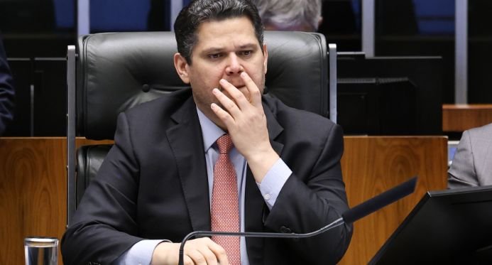 Alcolumbre descarta votação rápida no final da escala 6x1 e quer “melhorar” o texto nas comissões