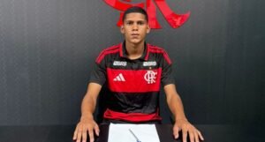 Atacante capixaba assina primeiro contrato profissional com o Flamengo