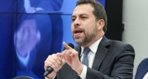 Boulos detalha regras de crédito para trabalhadores de aplicativos e exige liberação dos bancos
