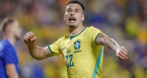 Brasil vence o Japão nos acréscimos e avança às oitavas de final da Copa do Mundo