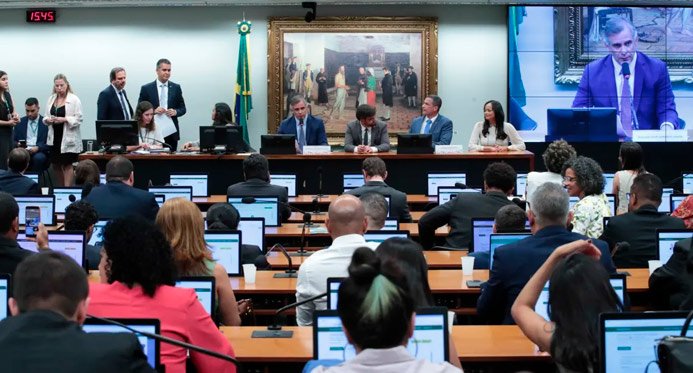 Câmara da CCJ aprova PEC que reduz a maioridade penal para 16 anos