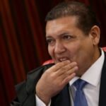 Decisão de Nunes Marques de suspender investigação que mostrava a queda de Flávio Bolsonaro divide especialistas