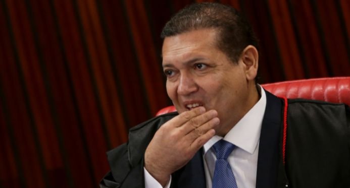 Decisão de Nunes Marques de suspender investigação que mostrava a queda de Flávio Bolsonaro divide especialistas