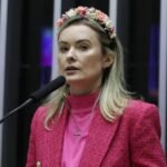 Caindo nas pesquisas, Flávio Bolsonaro busca vice-presidente e Eduardo sugere Júlia Zanatta