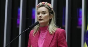 Caindo nas pesquisas, Flávio Bolsonaro busca vice-presidente e Eduardo sugere Júlia Zanatta