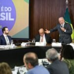Em reunião ministerial, Lula defende a soberania do Brasil e a continuidade do diálogo com os EUA.