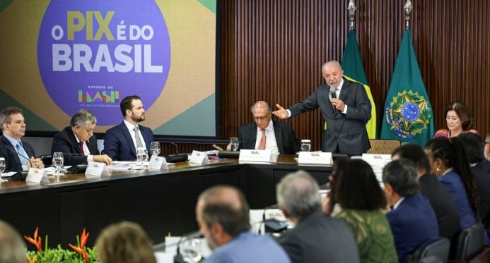 Em reunião ministerial, Lula defende a soberania do Brasil e a continuidade do diálogo com os EUA.