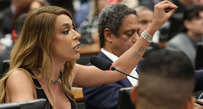 Erika Hilton aciona PGR para investigar ligação de Flávio Bolsonaro com tarifas dos EUA no Pix