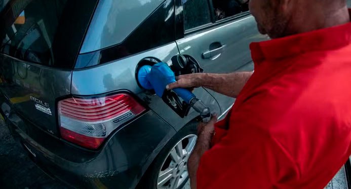 Governo propõe aumento do etanol na gasolina para 32% devido ao aumento de preços