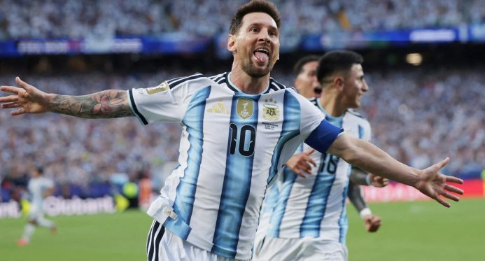 Messi faz história, marca três gols e Argentina vence Argélia na estreia na Copa do Mundo