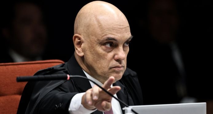 Moraes nega adiamento e mantém julgamento de Eduardo Bolsonaro no STF para esta terça (16)
