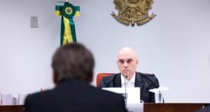Moraes decidirá se Bolsonaro permanecerá em prisão domiciliar