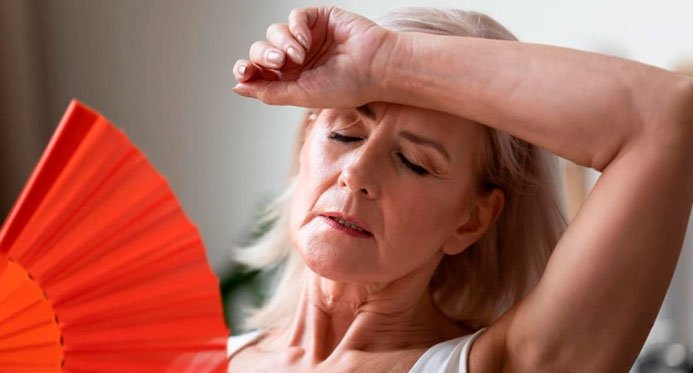 Novo remédio contra sintomas da menopausa chega ao Brasil sem uso de hormônios