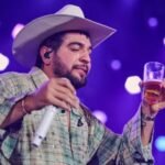 Ostentação de bebidas nos palcos compromete apresentações e acende alerta sobre a saúde de cantores sertanejos