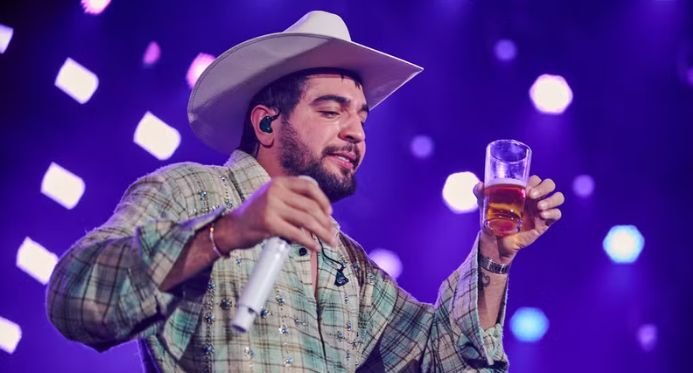 Ostentação de bebidas nos palcos compromete apresentações e acende alerta sobre a saúde de cantores sertanejos