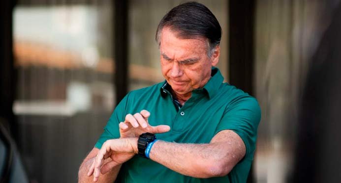 PGR defende esperar investigação sobre arma de Bolsonaro para avaliar desvios graves