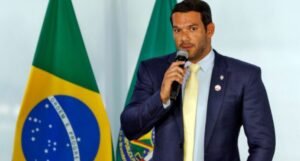 Samir Xaud teria usado recursos da CBF para pagar viagens de luxo para namorados, revela portal Leo Dias