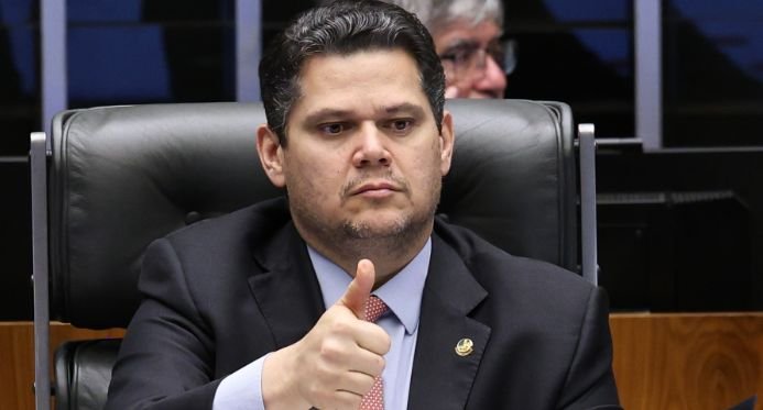 Senado ignora governo, aprova projeto-bomba de R$ 170 bilhões e freia fim da escala 6x1