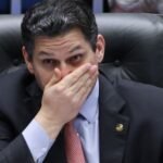 Alcolumbre se revolta com pressão popular pelo fim da escala 6x1 e adia votação da PEC
