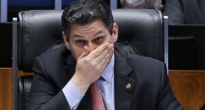 Alcolumbre se revolta com pressão popular pelo fim da escala 6x1 e adia votação da PEC
