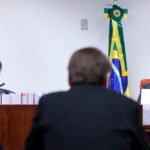 Bolsonaro entrega armas e aguarda decisão de Moraes sobre domicílio