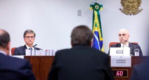 Bolsonaro entrega armas e aguarda decisão de Moraes sobre domicílio