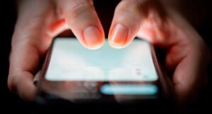 Congresso aumenta punição para crimes sexuais online contra crianças