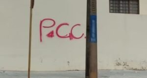 EUA bloqueiam mercadorias de brasileiros ligados ao PCC e Brasil contesta sobretaxa comercial