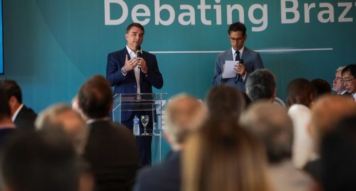Flávio Bolsonaro repete tática do pai e ataca as urnas com mentiras já desmentidas pelo TSE – Em Dia ES