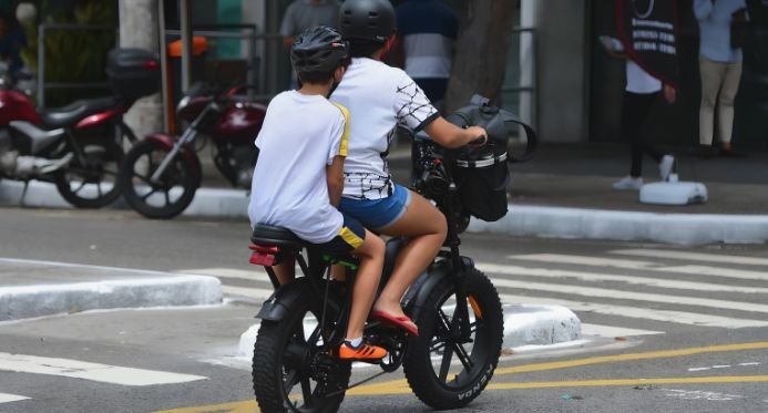 Menores de 15 anos poderão ser proibidos de andar de bicicleta elétrica no Brasil; entender