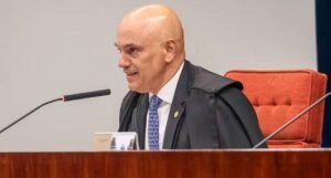 Moraes dá 48 horas à PGR para comentar arma de Bolsonaro após boletim de ocorrência