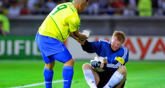 Oliver Kahn sugere repetição da final da Copa do Mundo de 2002 contra o Brasil após FIFA anular expulsão de jogadores