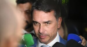 Trilha de R$ 1,5 milhão em faturas liga gabinete de Flávio Bolsonaro ao Banco Master – Em Dia ES