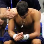 Djokovic volta a passar mal em quadra, mas vence e bate recorde na estreia de Pequim