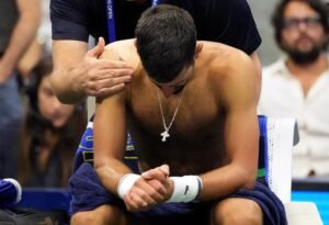 Djokovic volta a passar mal em quadra, mas vence e bate recorde na estreia de Pequim