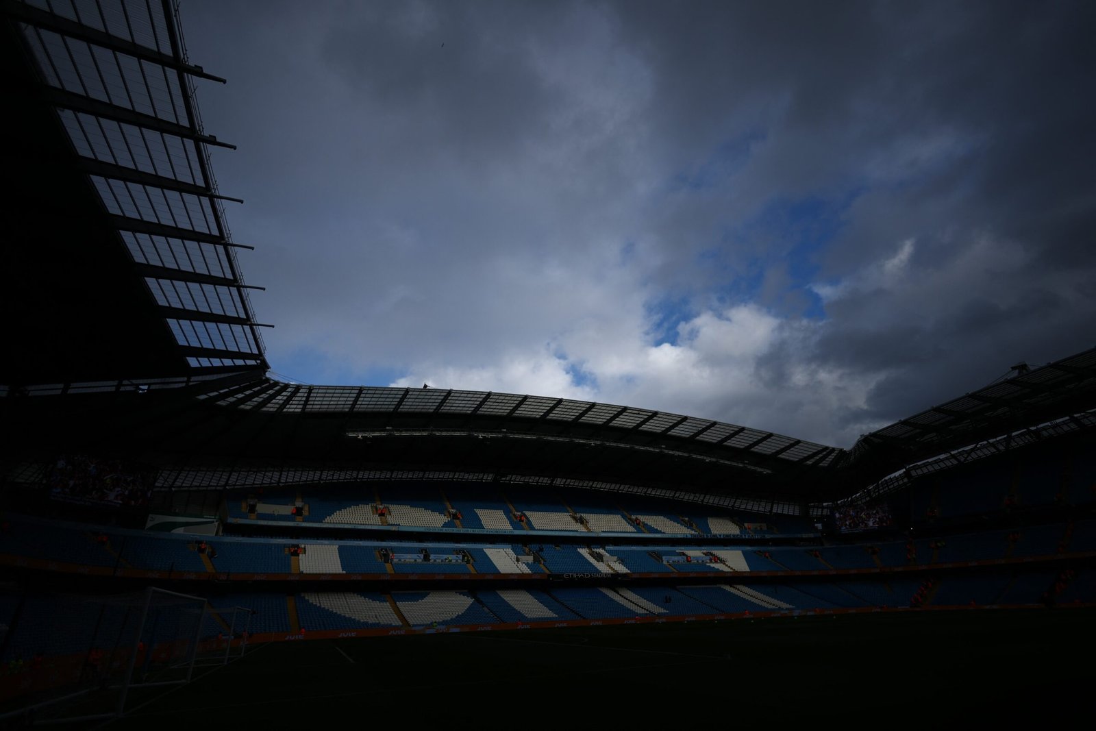 Premier League anuncia que Manchester City é considerado culpado por mais de 100 violações financeiras