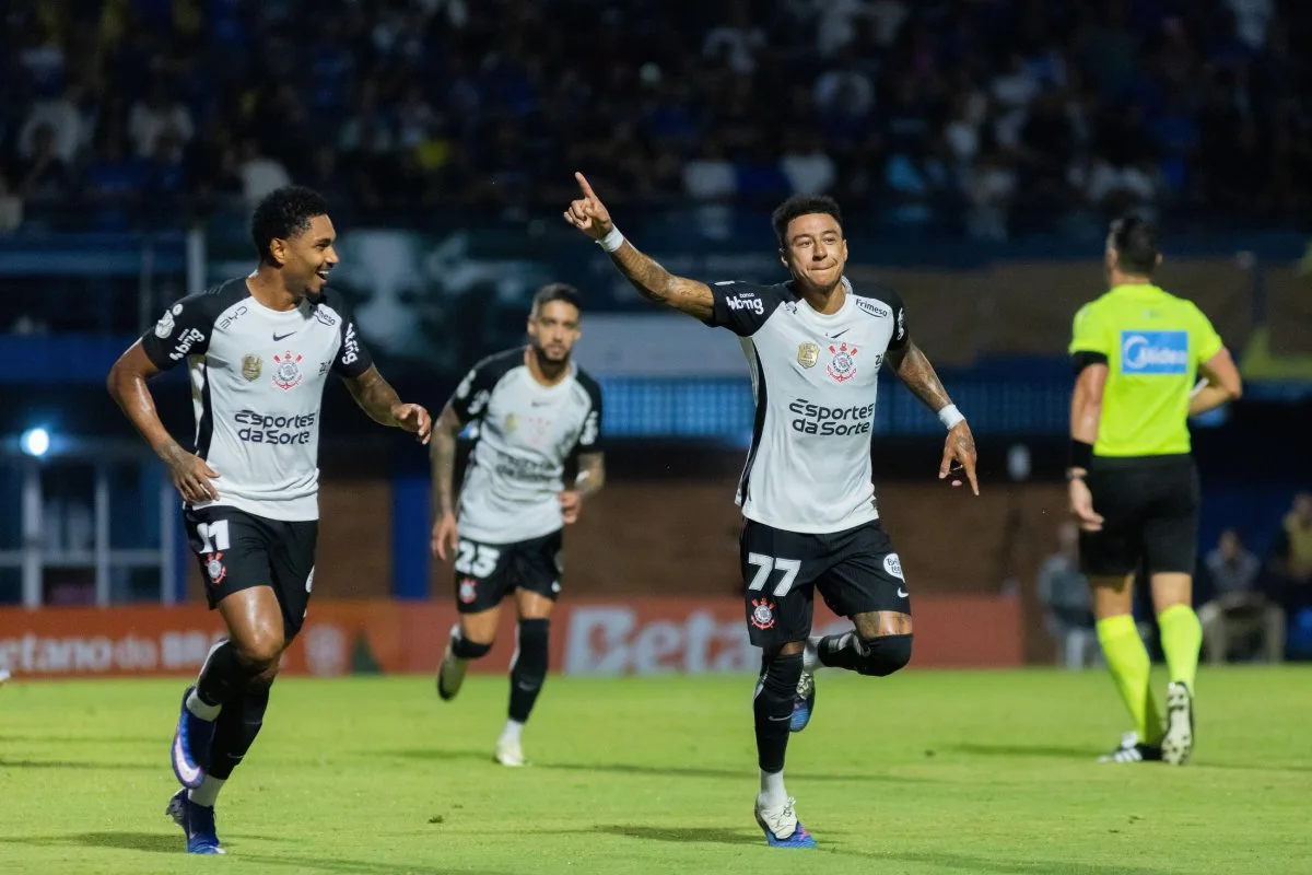 Fatal Model oferece R$ 120 milhões para patrocinar Corinthians
