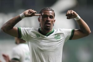 Autor de gol da vitória do Juventude desabafa após ausência: "Parece que eu era o problema"