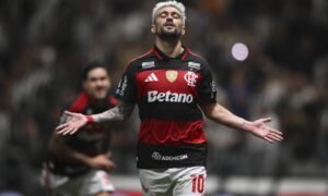 Flamengo define data para cirurgia no punho de Arrascaeta