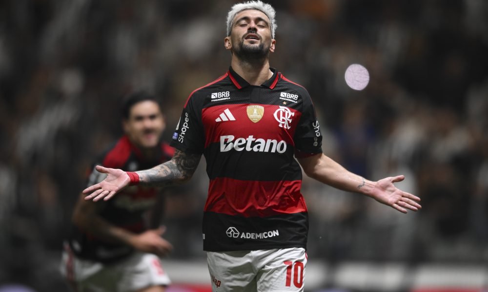 Flamengo define data para cirurgia no punho de Arrascaeta