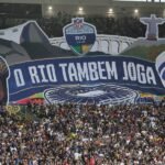 Astro da NFL reprova bandeirão com seu rosto no Maracanã: "Ficou terrível"
