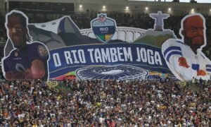 Astro da NFL reprova bandeirão com seu rosto no Maracanã: "Ficou terrível"