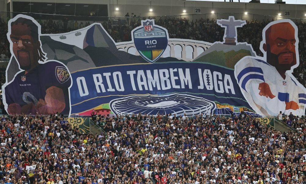 Astro da NFL reprova bandeirão com seu rosto no Maracanã: "Ficou terrível"