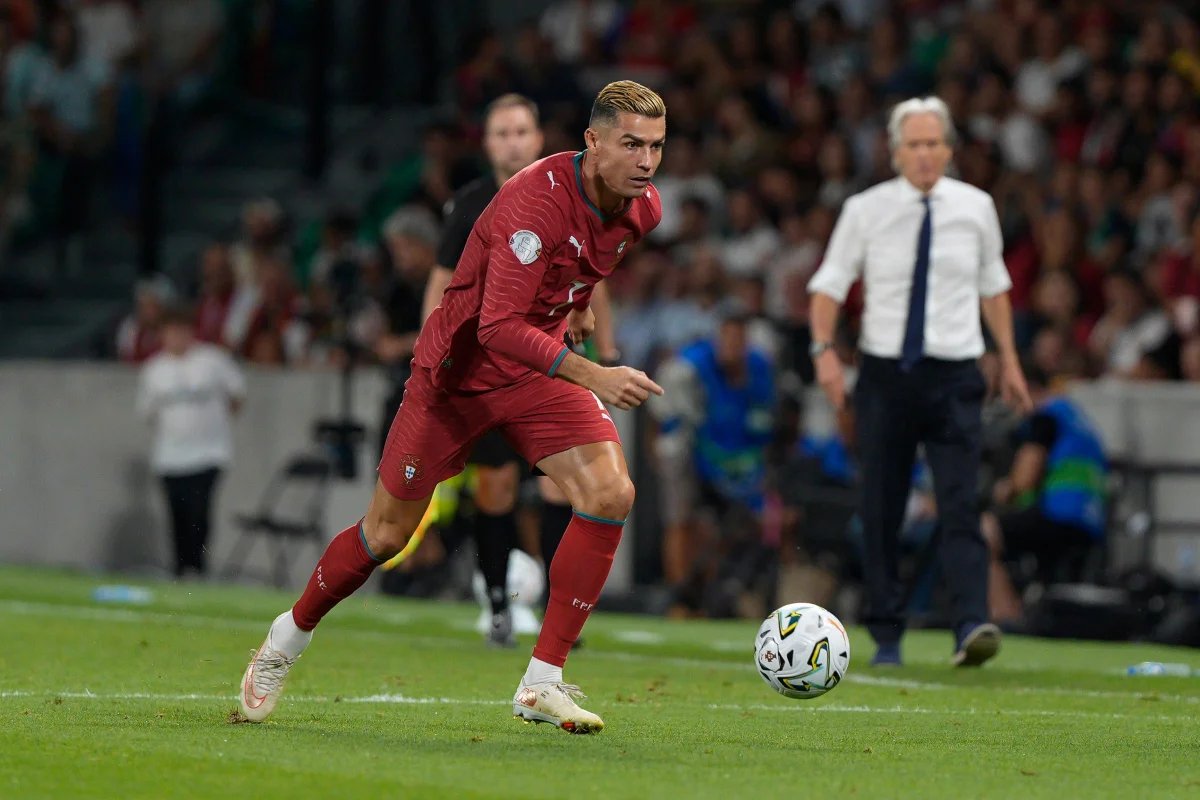 Cristiano Ronaldo se reúne com Jorge Jesus após ficar no banco de Portugal