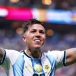 Enzo Fernandez, da Argentina, comemora gol contra o Egito pela Copa do Mundo