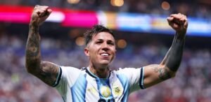 Enzo Fernandez, da Argentina, comemora gol contra o Egito pela Copa do Mundo