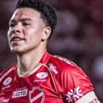 Marquinhos Gabriel em ação durante jogo do Vila Nova na Série B