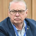 Osmar Stabile durante reunião na FPF