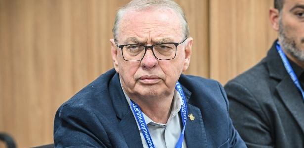 Osmar Stabile durante reunião na FPF