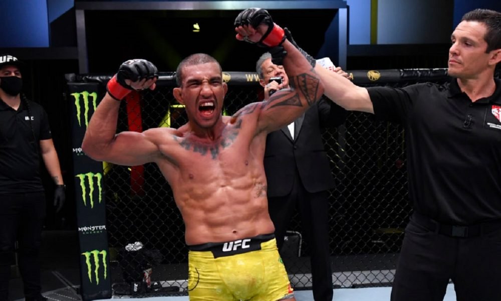 Raoni Barcelos manda recado após 'susto' durante luta no UFC